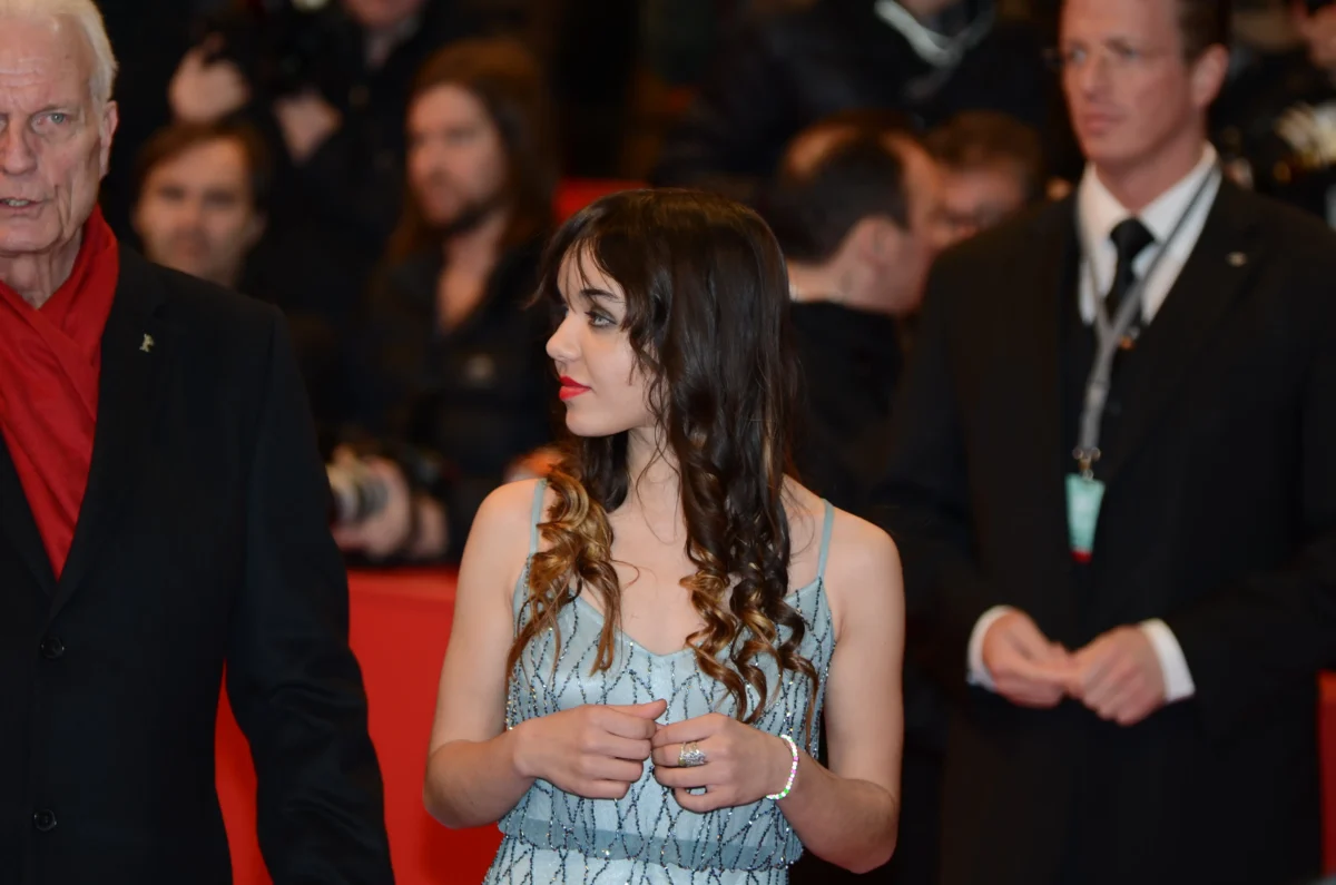shutterstock_186559346 | TVGURU.cz Lorelei Linklater stojí mezi lidmi.