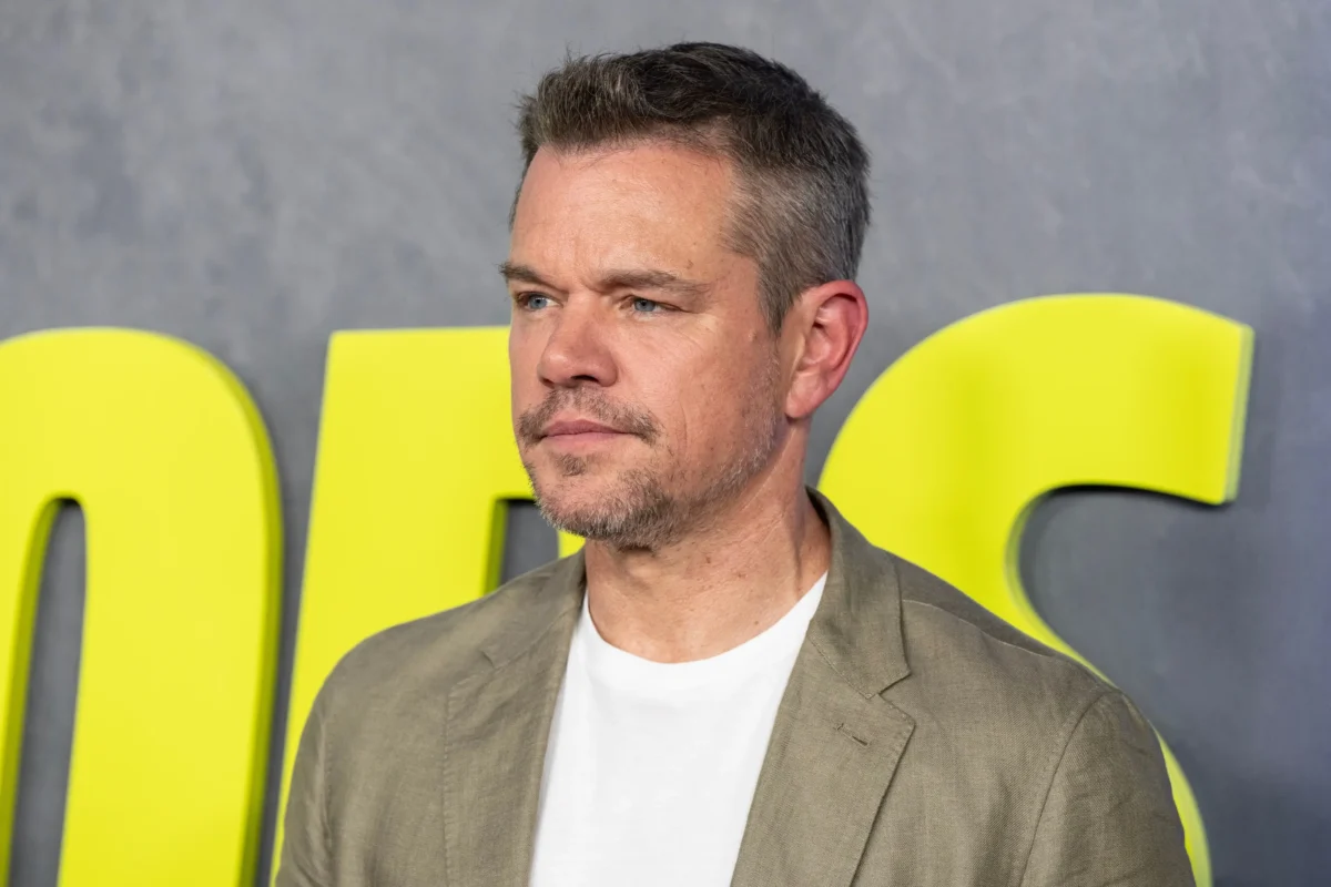 shutterstock_2496811775-2 | TVGURU.cz Matt Damon kouká do strany.