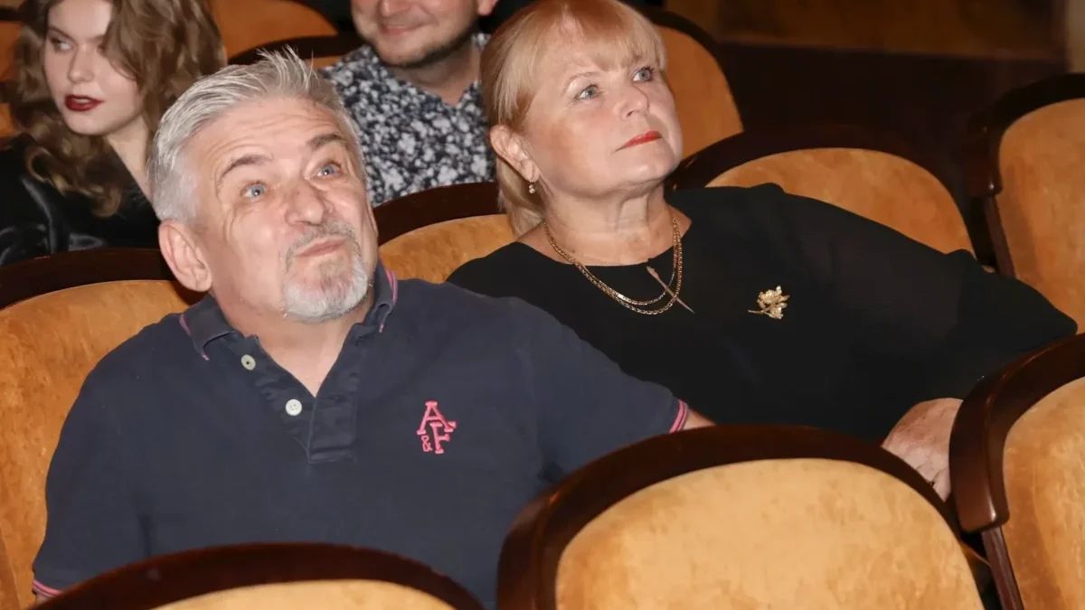 Herec Michal Suchánek a herečka Pavla Tomicová sedí vedle sebe.
