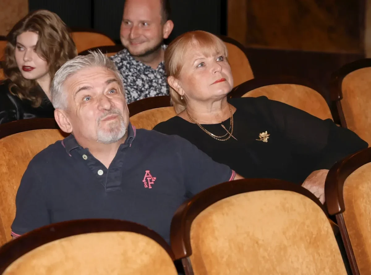 Herec Michal Suchánek a herečka Pavla Tomicová sedí vedle sebe.