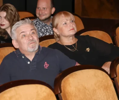 Herec Michal Suchánek a herečka Pavla Tomicová sedí vedle sebe.