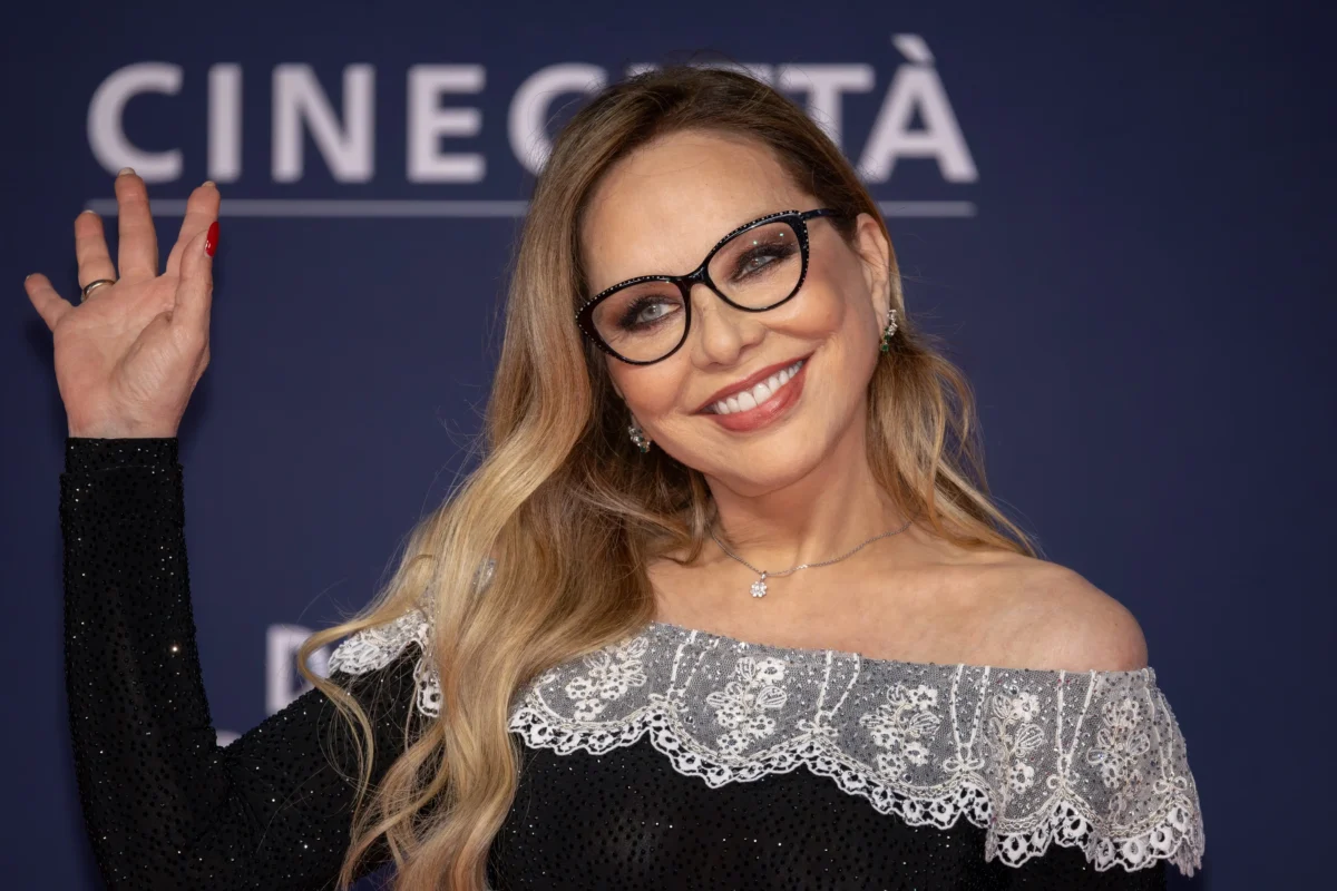 shutterstock_2777840763-2 | TVGURU.cz Ornella Muti mává.