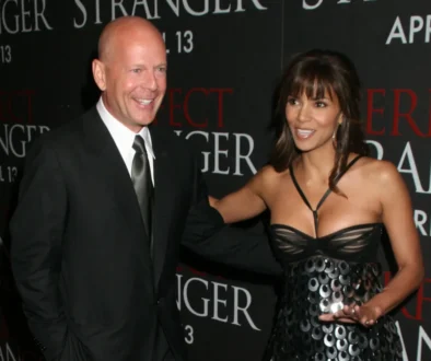 Bruce Willis stojí vedle ženy.