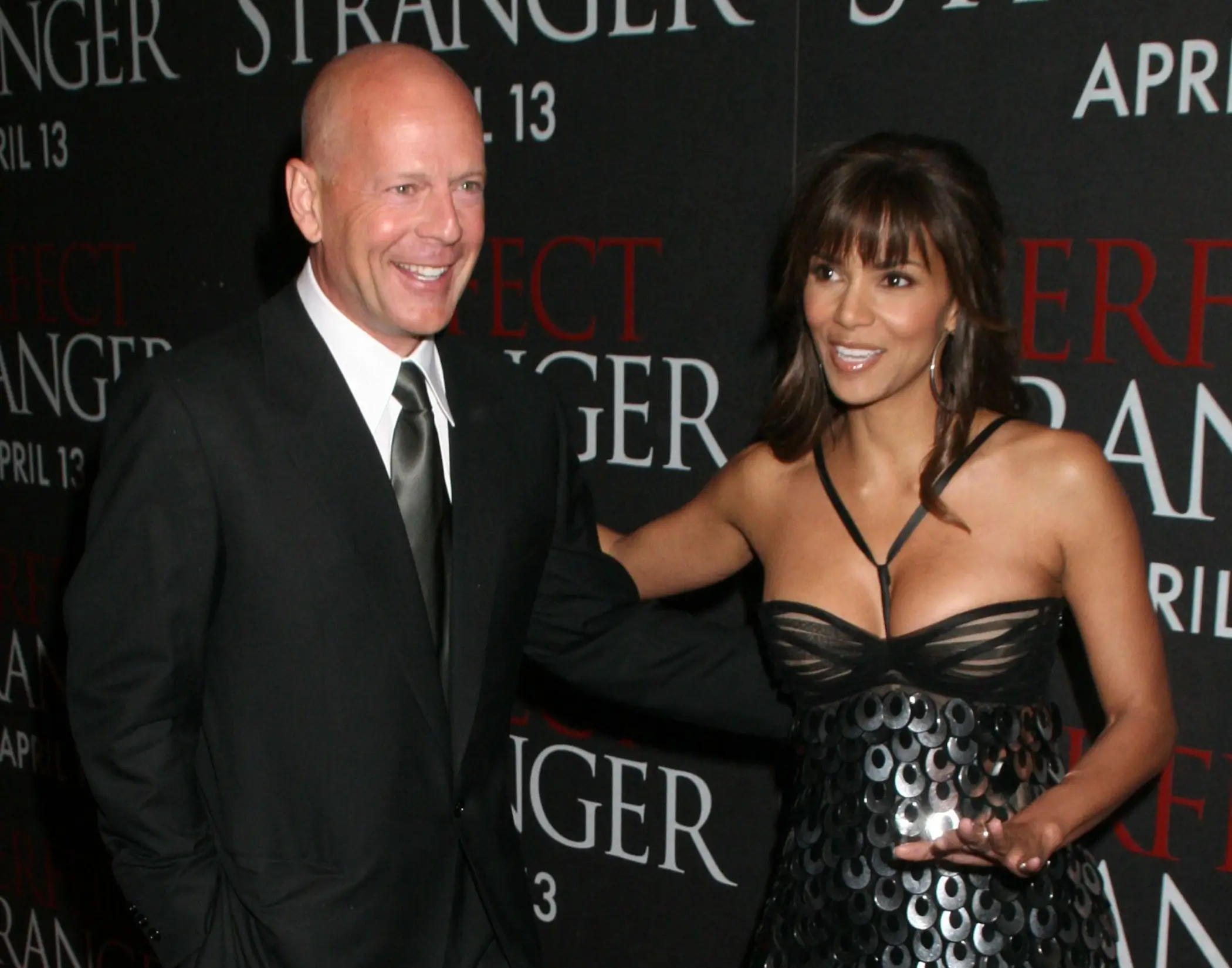 Bruce Willis stojí vedle ženy.