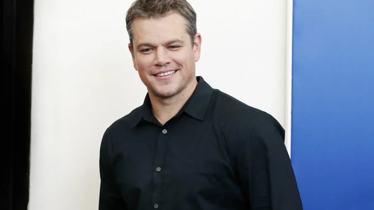 Matt Damon se usmívá.