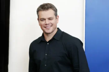 Matt Damon se usmívá.