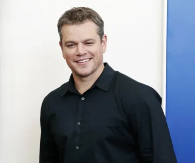Matt Damon se usmívá.