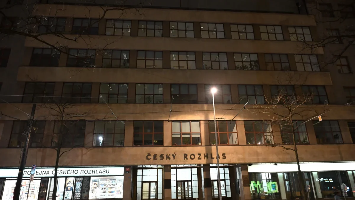 osvětlený dům s nápisem Český rozhlas