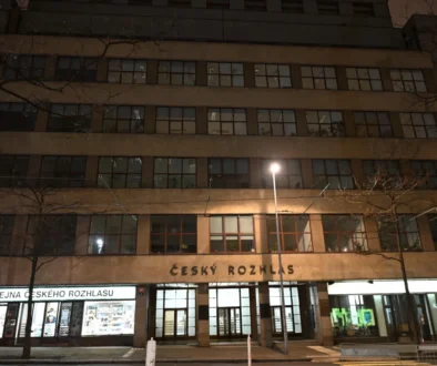 osvětlený dům s nápisem Český rozhlas