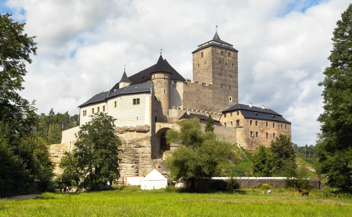 Gotický hrad je kvůli přestavbě zavřený. Zdroj: Shutterstock | TVGURU.cz Gotický hrad Kost.