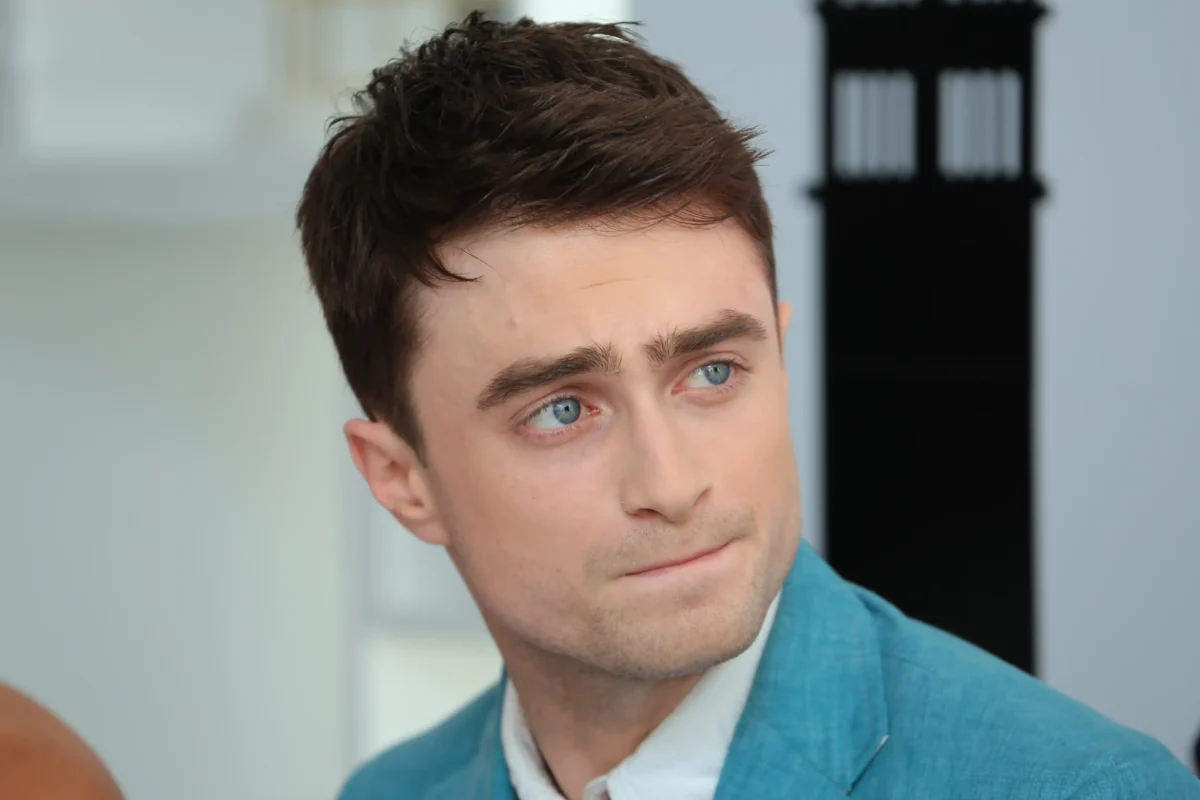 shutterstock_159239570 | TVGURU.cz Daniel Radcliffe se tváří zachmuřeně.