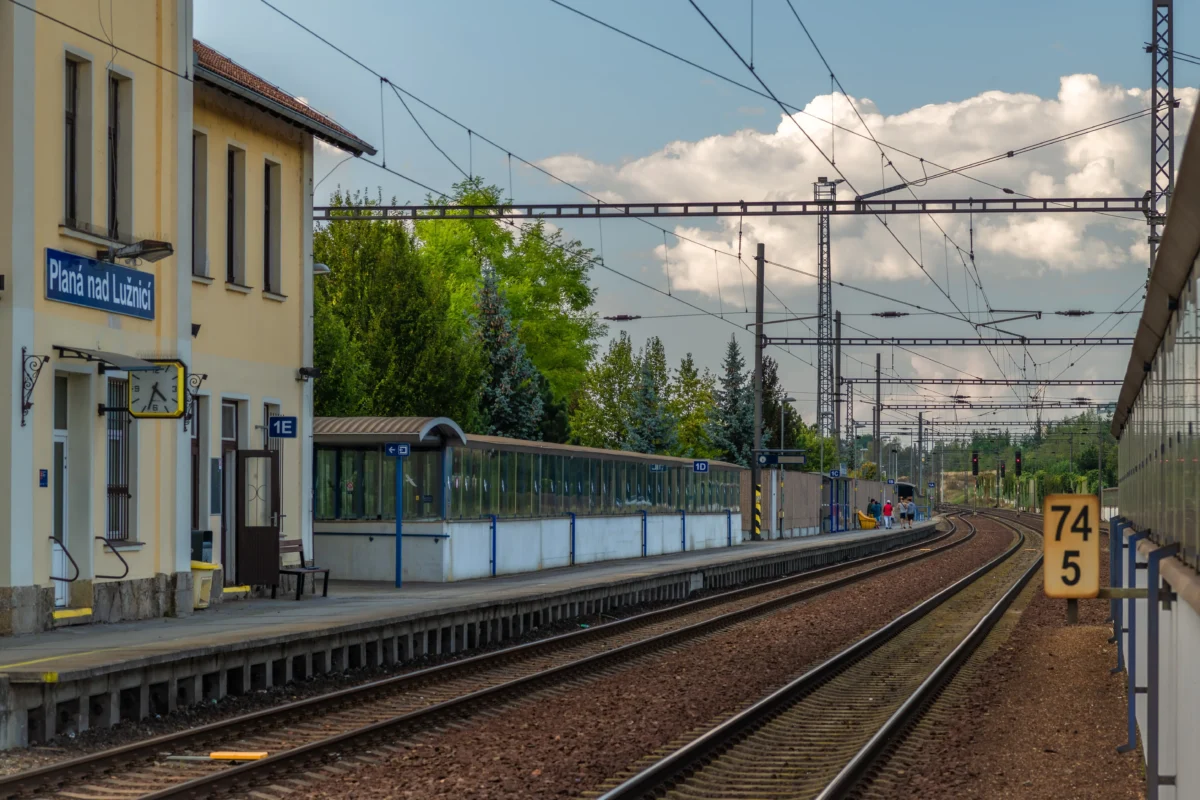 shutterstock_2524125533-2 | TVGURU.cz Vlakové nádraží Planá nad Lužnicí