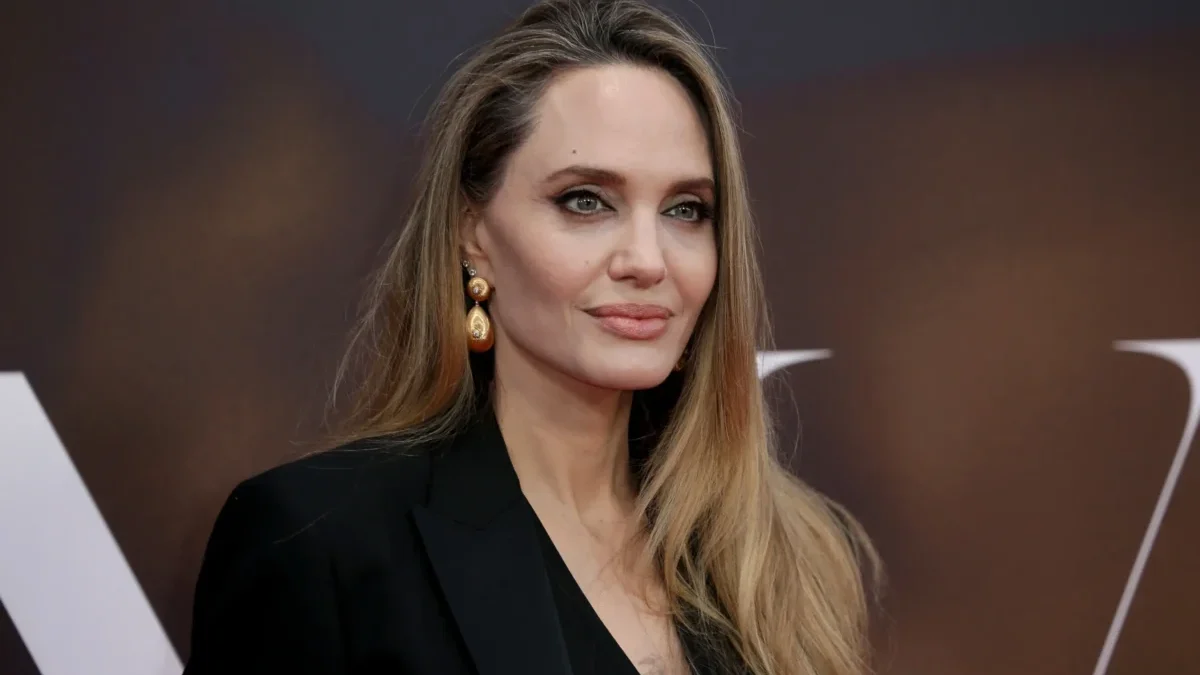 Angelina Jolie se usmívá.