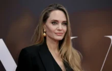Angelina Jolie se usmívá.