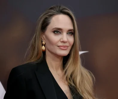 Angelina Jolie se usmívá.