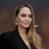 Angelina Jolie se usmívá.