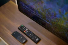 U televize leží dva ovladače.