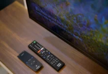 U televize leží dva ovladače.