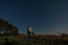 Žena pozorující noční oblohu