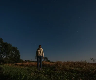 Žena pozorující noční oblohu