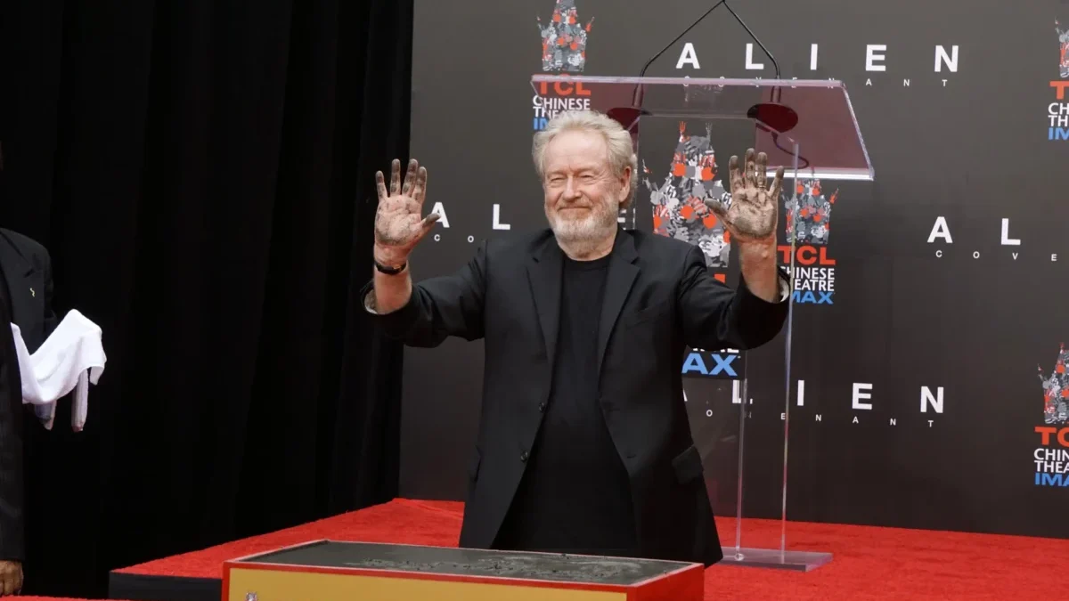 Režisér Ridley Scott s rukami od černého uhle. na předávání cen