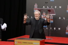 Režisér Ridley Scott s rukami od černého uhle. na předávání cen