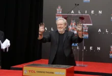 Režisér Ridley Scott s rukami od černého uhle. na předávání cen