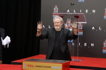 Režisér Ridley Scott s rukami od černého uhle. na předávání cen