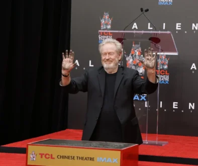 Režisér Ridley Scott s rukami od černého uhle. na předávání cen