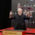 Režisér Ridley Scott s rukami od černého uhle. na předávání cen