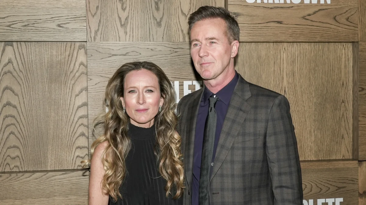 Edward Norton je hercem, kterého režiséři moc v lásce nemají. Zdroj: Shutterstock | TVGURU.cz Herec Edward Norton stojí vedle ženy.