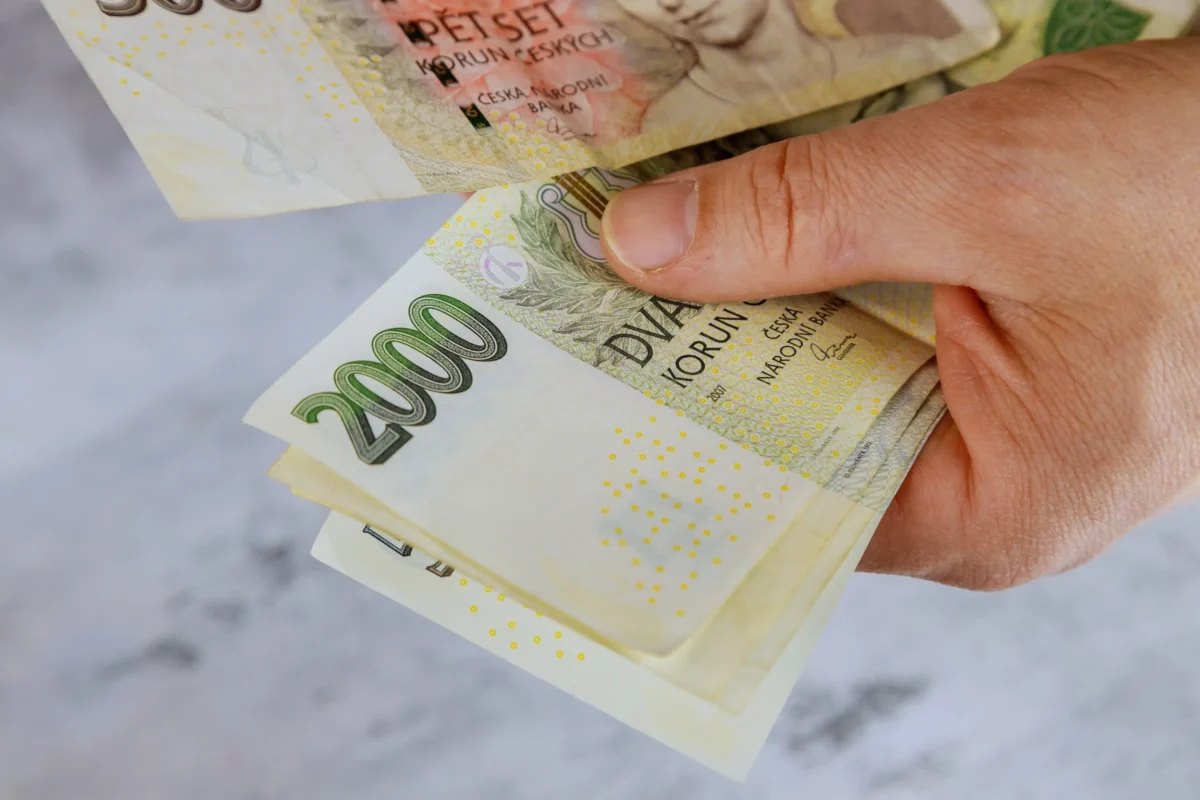 shutterstock_2211485079-2 | TVGURU.cz Člověk přepočítává peníze.