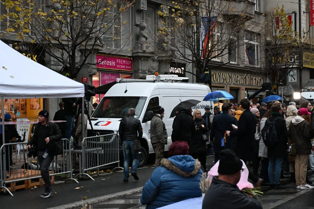 auto v davu lidí na ulici