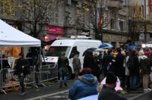 auto v davu lidí na ulici