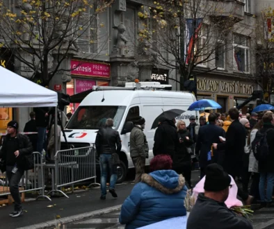auto v davu lidí na ulici