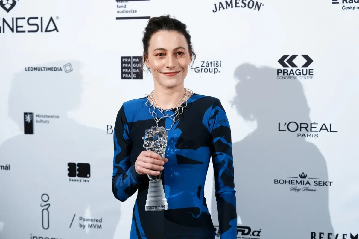 profimedia-1083504435 | TVGURU.cz Johana Matoušková v ruce drží cenu.