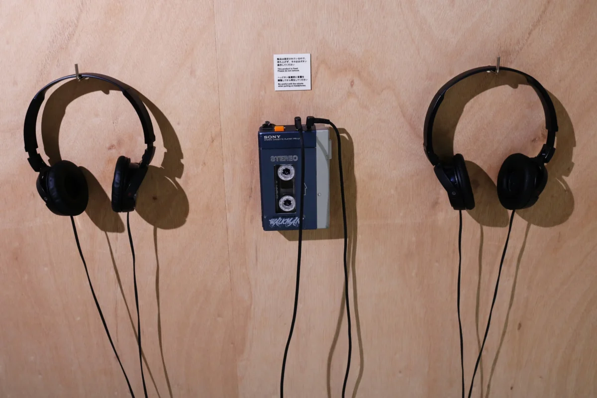 shutterstock_1500325028-2 | TVGURU.cz Walkman visí na zdi.