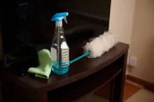 U televize stojí čisticí prostředky.