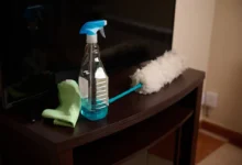 U televize stojí čisticí prostředky.