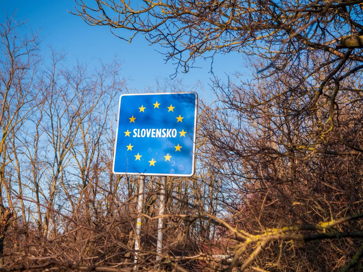 shutterstock_2720149713-2 | TVGURU.cz Cedule Slovensko