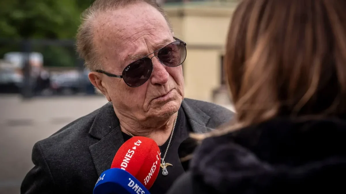 Petr Janda mluví do mikrofonu.