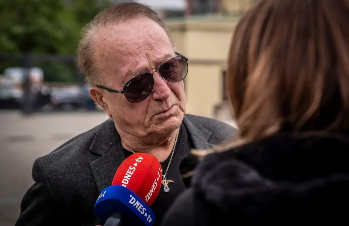Petr Janda mluví do mikrofonu.