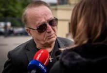 Petr Janda mluví do mikrofonu.
