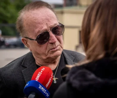 Petr Janda mluví do mikrofonu.