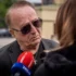 Petr Janda mluví do mikrofonu.