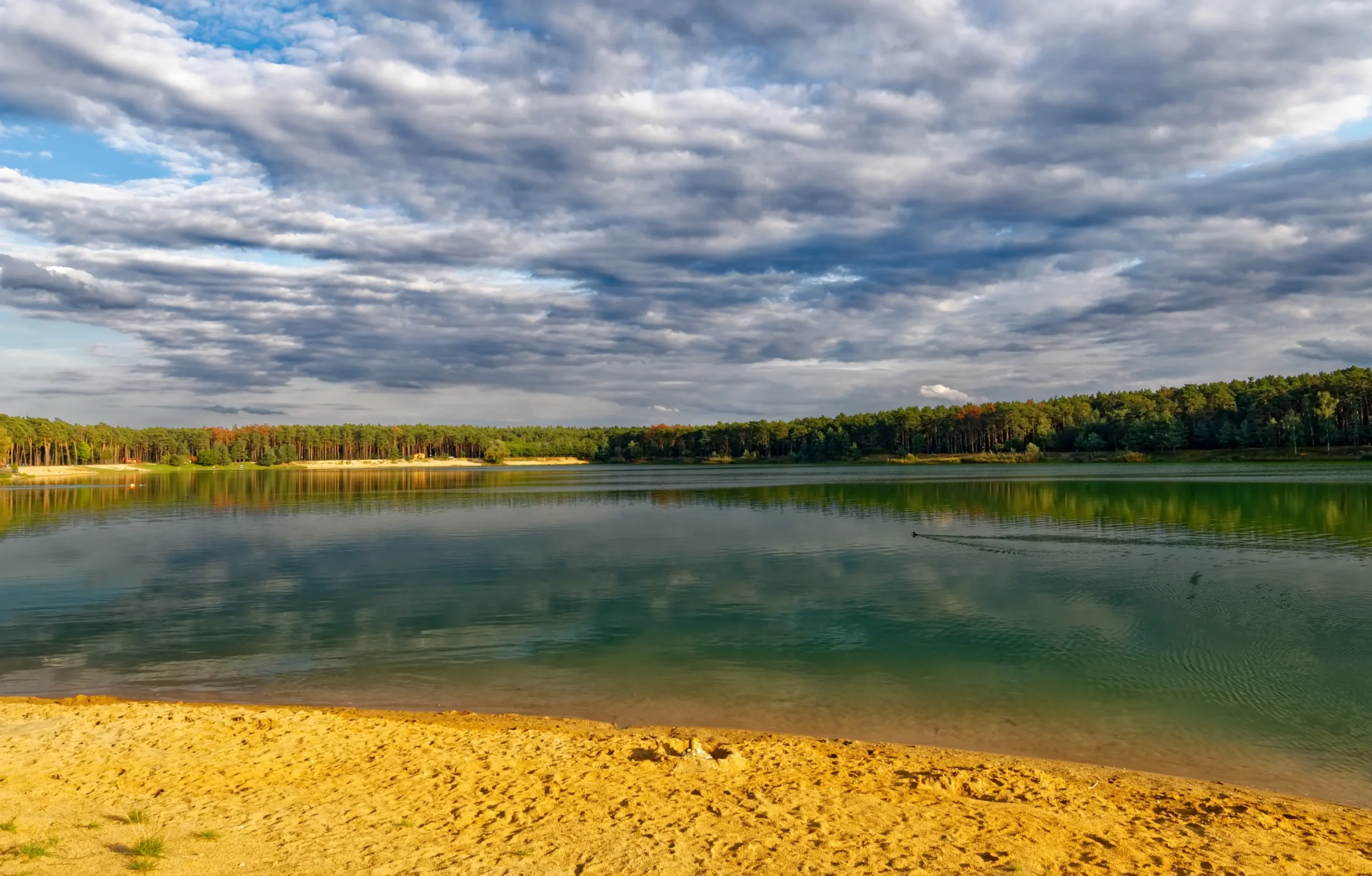 shutterstock_2489070499-2 | TVGURU.cz Jezero a písečná pláž