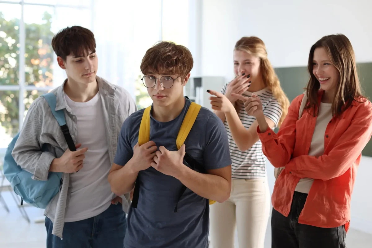 shutterstock_2708720035 1 | TVGURU.cz parta dětí se posmívá chlapci