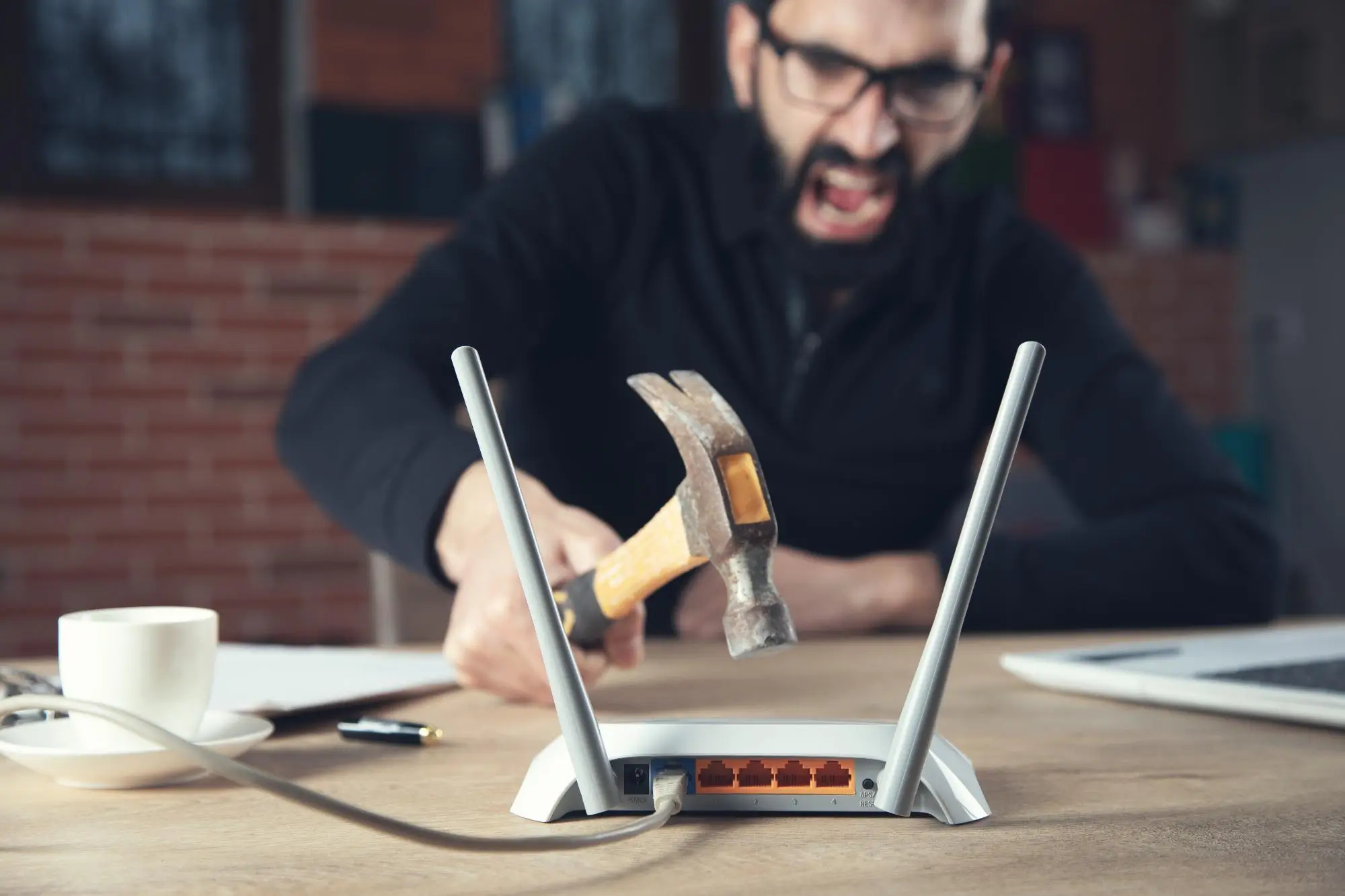 Na to je dost času. Zkuste alobal | TVGURU.cz Muž rozbíjí router kladívkem.