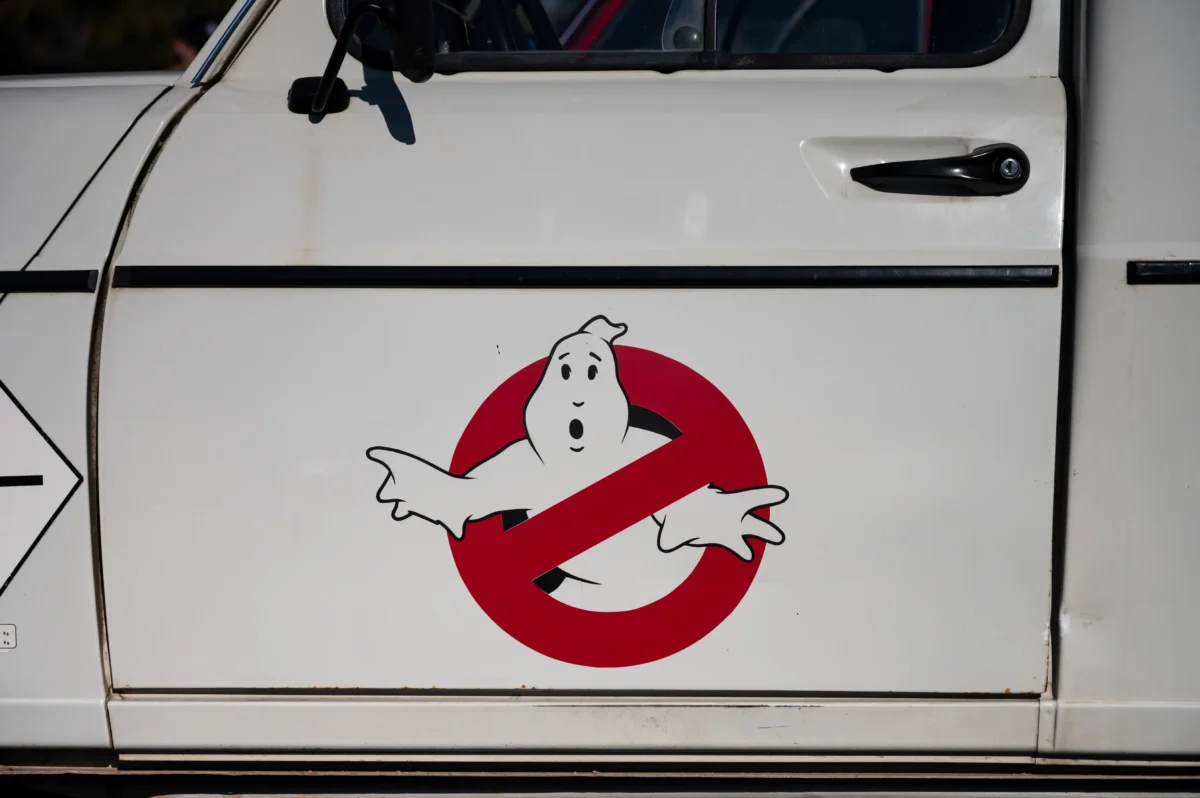 Známé logo zná dodnes mnoho diváků kultovní komedie. Zdroj: Shutterstock | TVGURU.cz Logo filmu Krotitelé duchů