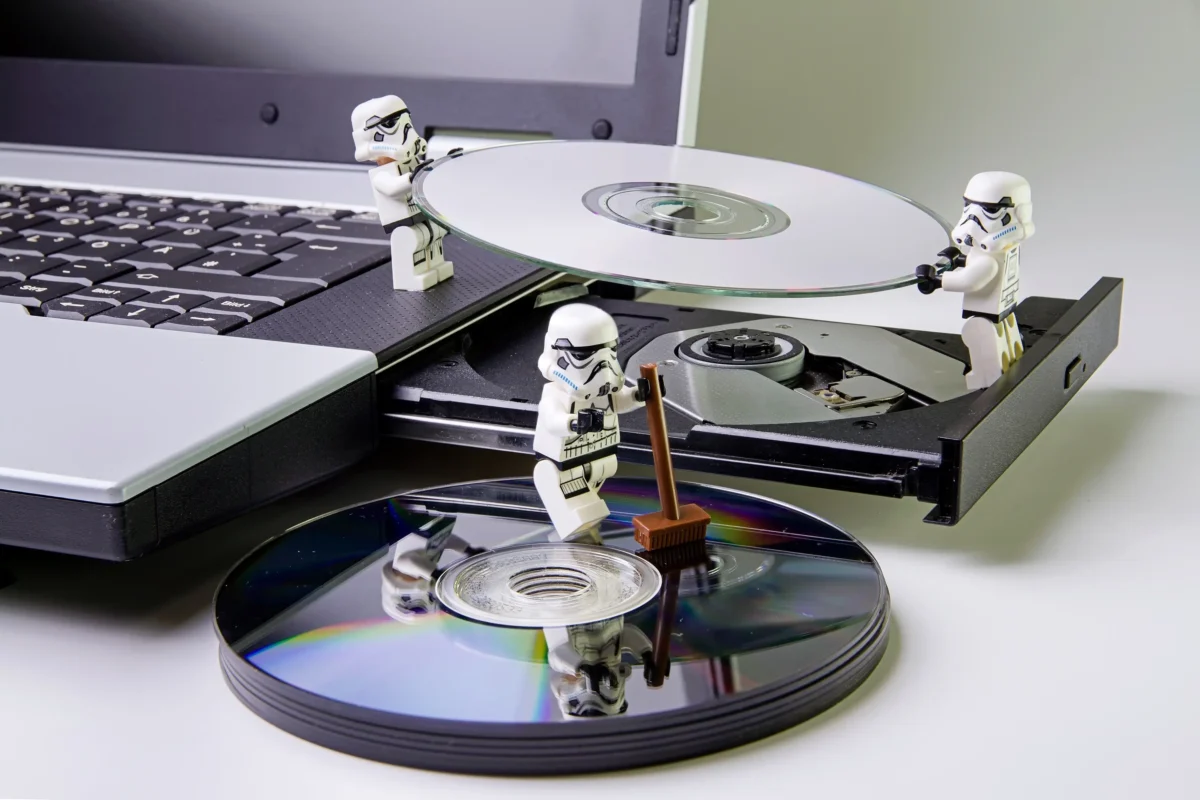 shutterstock_419247784-2 | TVGURU.cz Vkládání CD do notebooku